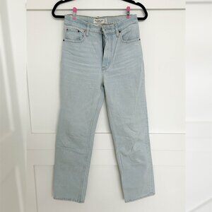 The Ankle Straight Ultra High Rise (Abercrombie & Fitch)